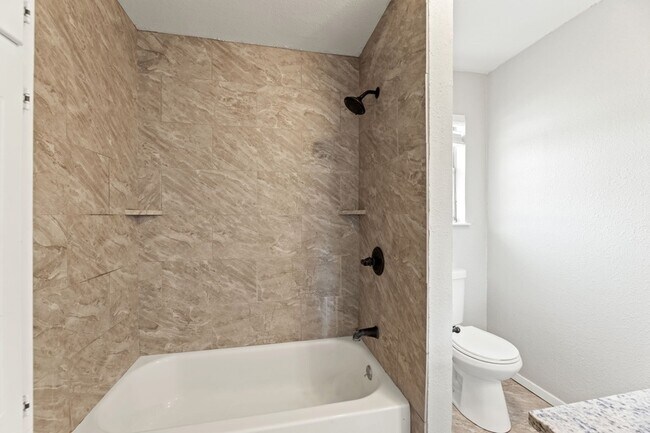 Building Photo - 8009 Northbrook Dr