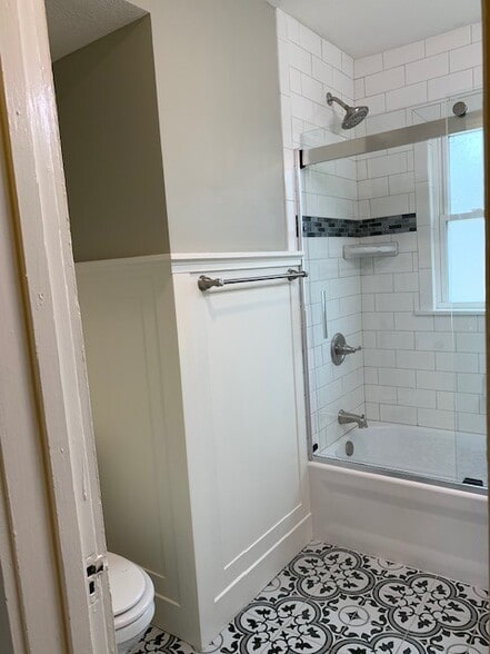 full bath with tub, tiled shower and floor, glass shower door - 607 W Duncan Dr