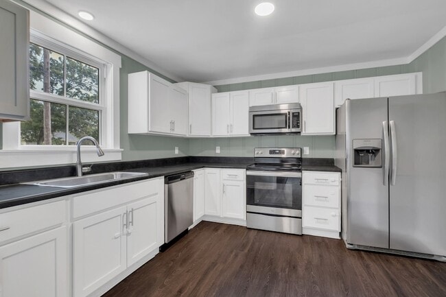 Building Photo - 2929 Emery Dr