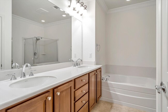 Building Photo - Gorgeous 2 Bedroom 2.5 Bathroom Townhome - Incredible Location