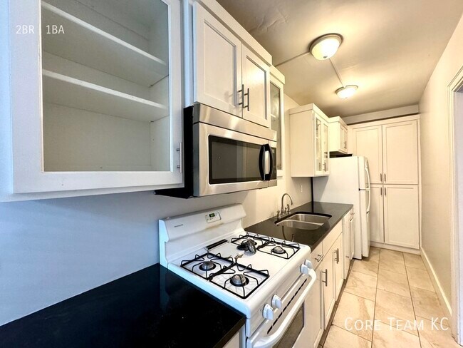 Building Photo - 710 W 48th St