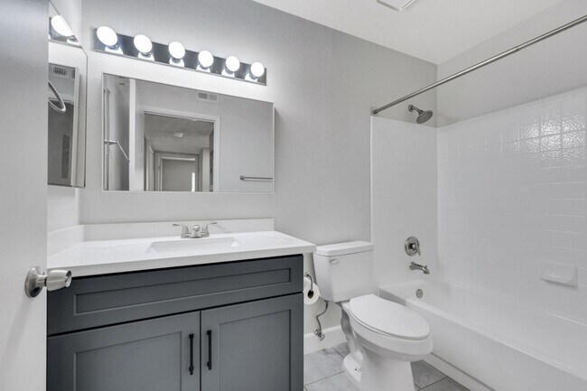 Building Photo - Gorgeous Remolded 2 bedroom condo