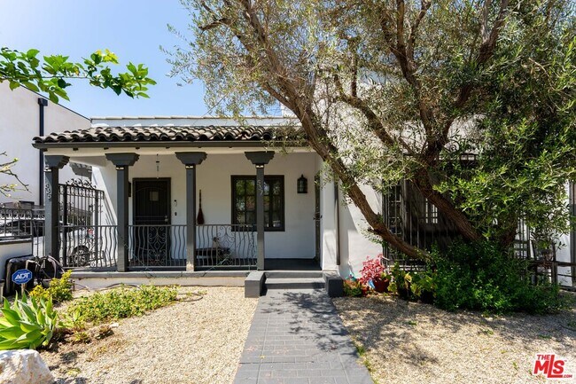 Building Photo - 537 N Poinsettia Pl