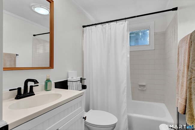 Building Photo - 75 Glenwood Dr