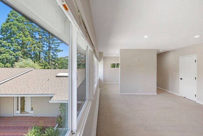 Building Photo - Spacious Menlo Park Retreat with 6 Bedroom...