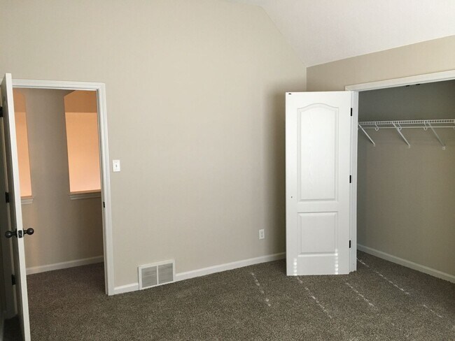 Building Photo - Beautiful 4br Lakeland home with a HUGE bonus room! Over 3300 sq ft! Pets are owner's approval, f...