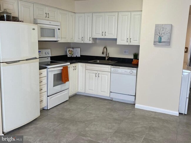 Building Photo - 6924 Hanover Pkwy