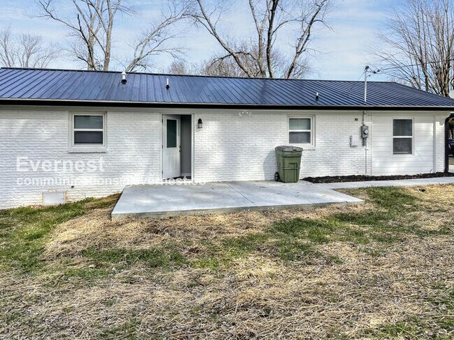 Building Photo - 3 Bed, 2 Bath Home with Off-Street Parking...