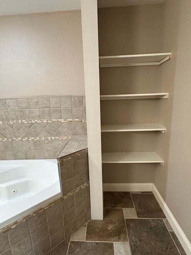 Building Photo - 4 Bed 2 Bath FOR RENT in Waynesville
