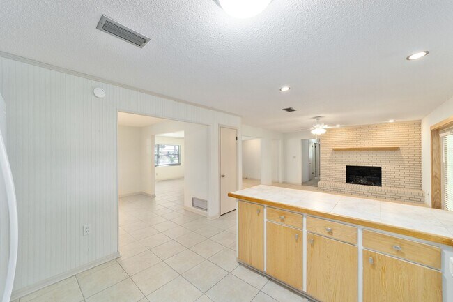 Building Photo - Beautiful 3/2 home in fantastic NW locatio...