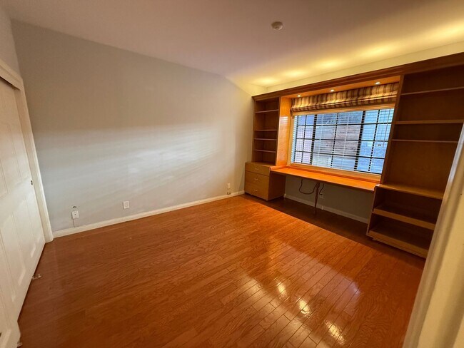 Building Photo - Upgraded 2 Bedroom Condo in Ideal Santa Mo...