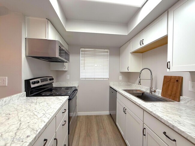 Building Photo - 2013 N Hunt Cir