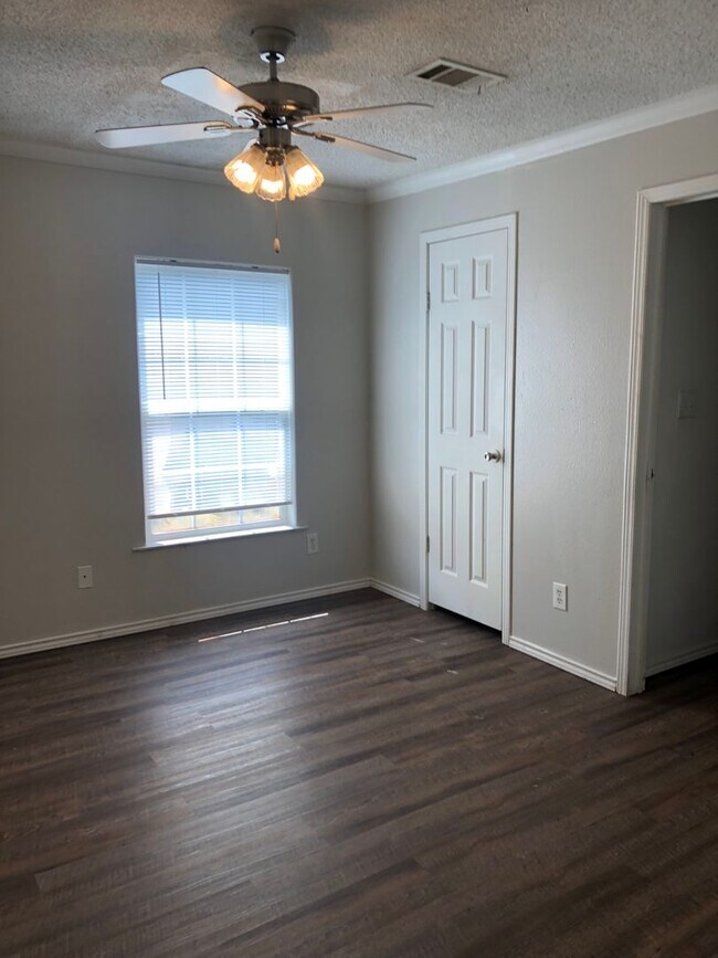 Building Photo - 115 Varsity Dr