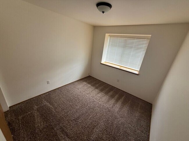 Building Photo - Puyallup 2 PLUS bedroom, 2 bath Large dupl...
