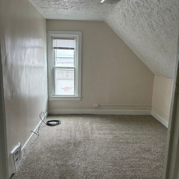 Building Photo - 953 W 17th St