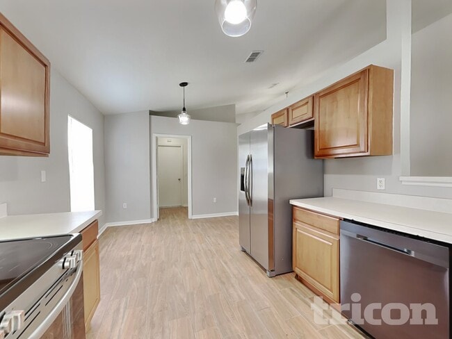 Building Photo - 1420 Shorewood Dr