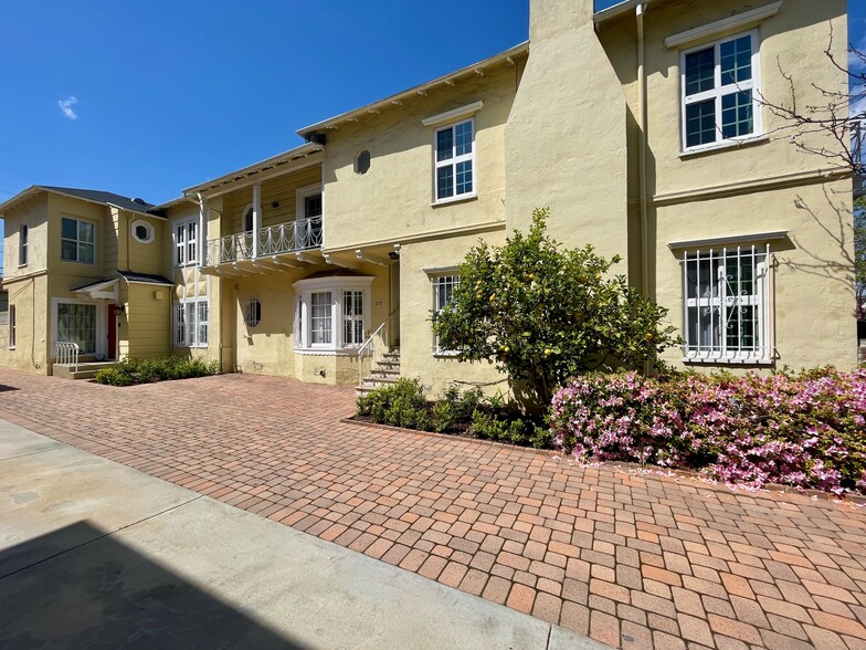 Side view of building and parking area - 217 Poinsettia S Pl