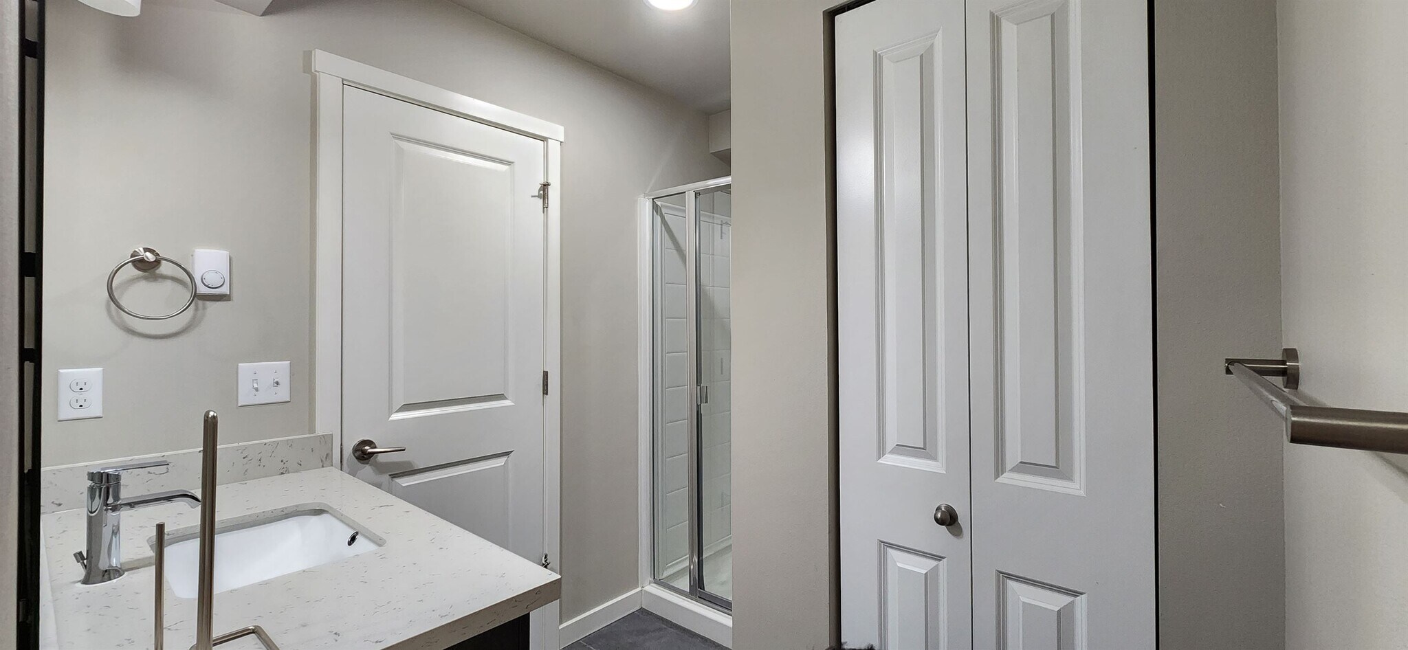 Building Photo - 16021 Manor Way