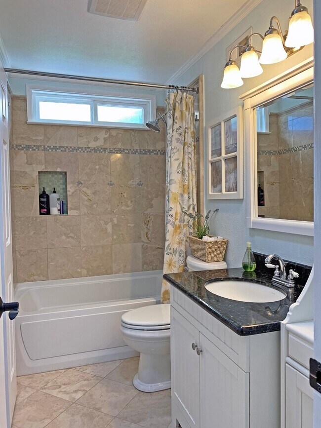 Building Photo - Beautiful 3 Bedroom, 2 Bathroom Remodeled Home & Solar!