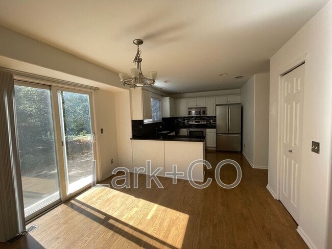 Building Photo - 9350 Cove Creek Dr