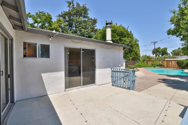 Building Photo - 1841 Briarwood Dr