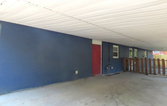 Building Photo - Lindale ISD, Spacious 3 Bedroom, 1 Bath House