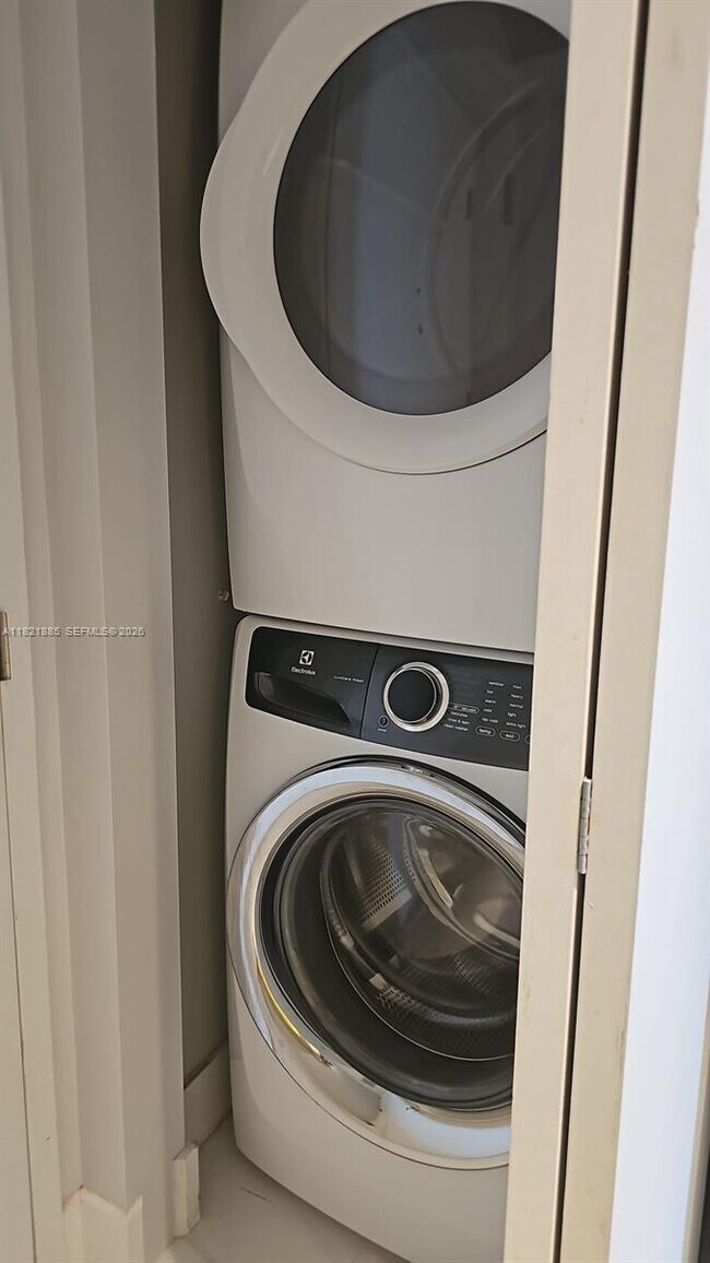 Building Photo - 16385 Biscayne Blvd