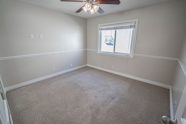 Building Photo - 2 Bedroom Condo for Rent in Canyon Country!