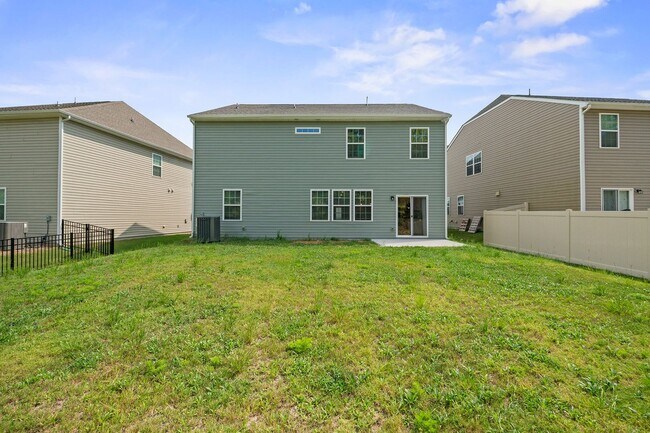 Building Photo - Stunning New Home in Enclave section Chateau