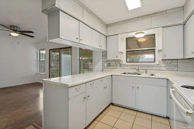 Building Photo - 207 Balboa Dr