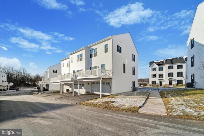 Building Photo - 208 River Birch Wy