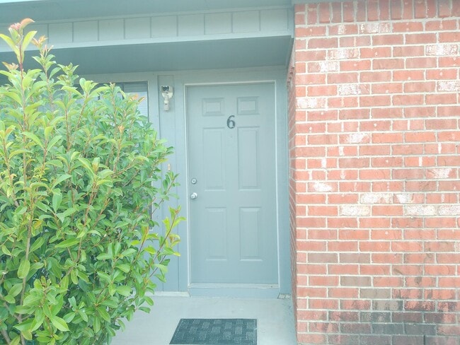 Primary Photo - 1818 Rodd Field Rd