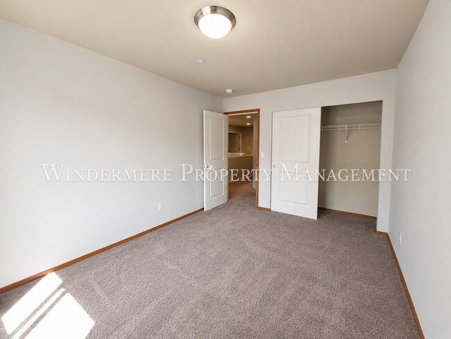 Building Photo - Bright and spacious home close to ferries, PSNS and recreational activities!