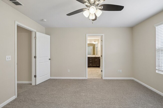 Building Photo - Modern 3BR Townhome with Garage in Desirable Nichols Vale