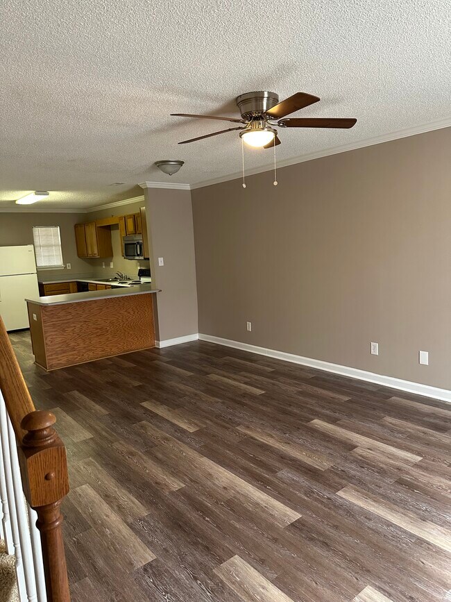 Building Photo - 1216 Goldridge Dr SW