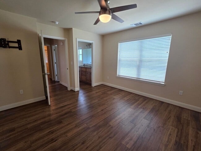Building Photo - FOR LEASE!! Great location!