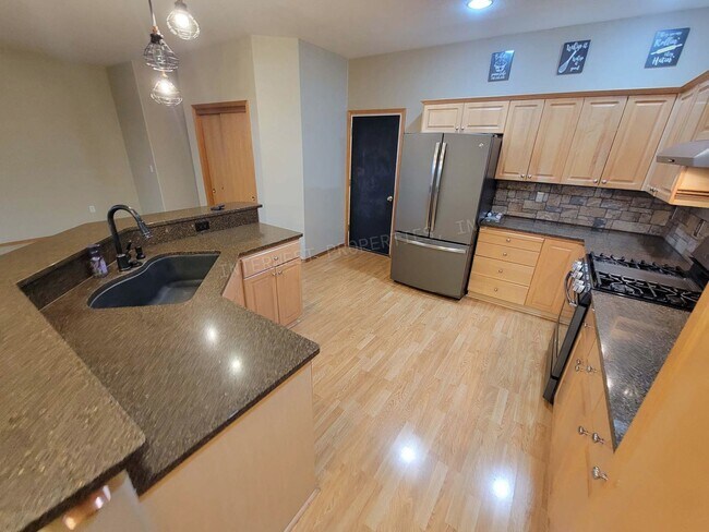 Building Photo - *1/2 OFF 1ST MONTH'S RENT* Large 3 Bed 2.5Ba Vancouver Beauty W/ Gas Fireplace, Dog Run, Fenced Y...