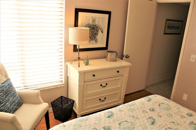 Building Photo - FURNISHED 6 MO. RENTAL  AVAIL. APRIL 28, 2...