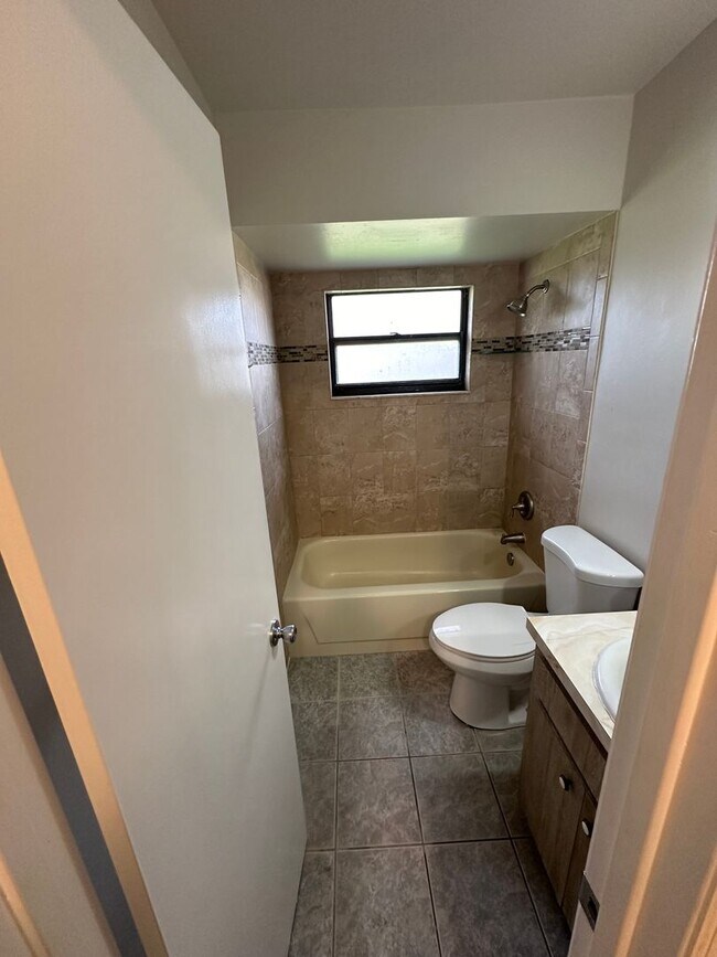 Building Photo - MOVE IN SPECIAL- Lovely 2/2 Duplex Home for Rent in St. Cloud