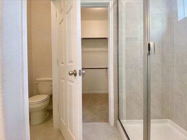 Building Photo - Beautiful and Spacious 4/BR 3.5/BA Modern ...