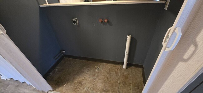 Building Photo - Charming 3-Bedroom Property in Prime Location ( SECTION 8 VOUCHER ACCEPTED )