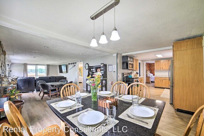 Building Photo - 3 br, 1 bath House - 3880 Bell Lake Dr. NE