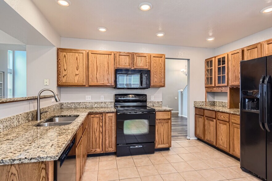 Building Photo - 8750 Redwing Ave