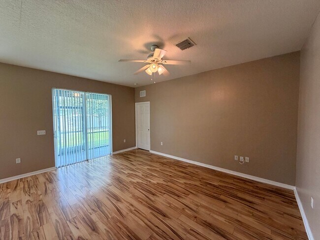 Building Photo - 633 Highland Meadows Ave