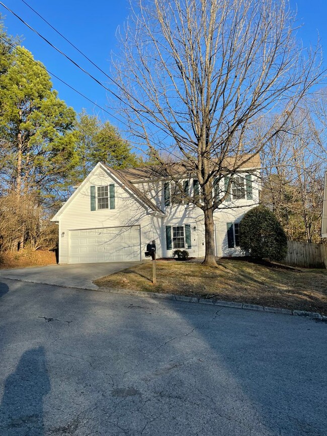 Primary Photo - Great Location! 3 Bedroom 2.5 Bath in Farr...