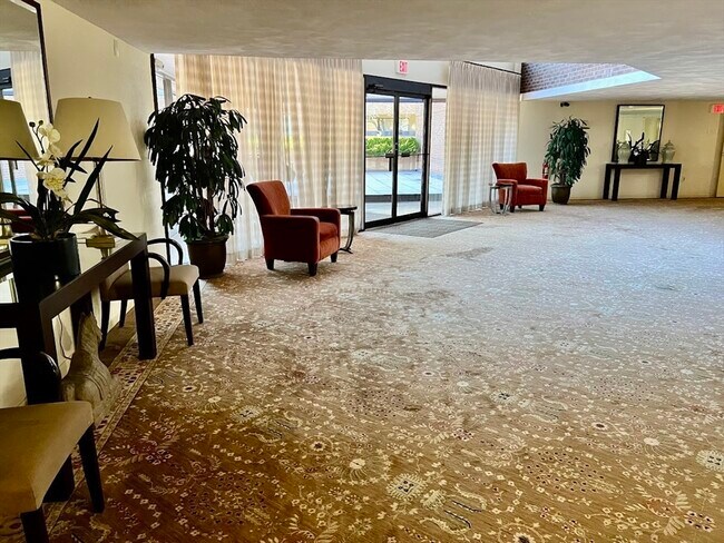 Building Photo - 404 Paradise Rd