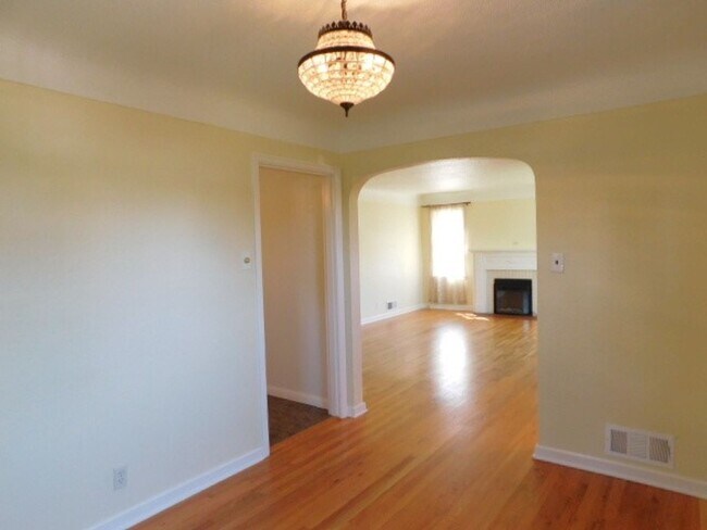 Building Photo - 3Bd/1Ba Two Story House w/ Basement - Avai...