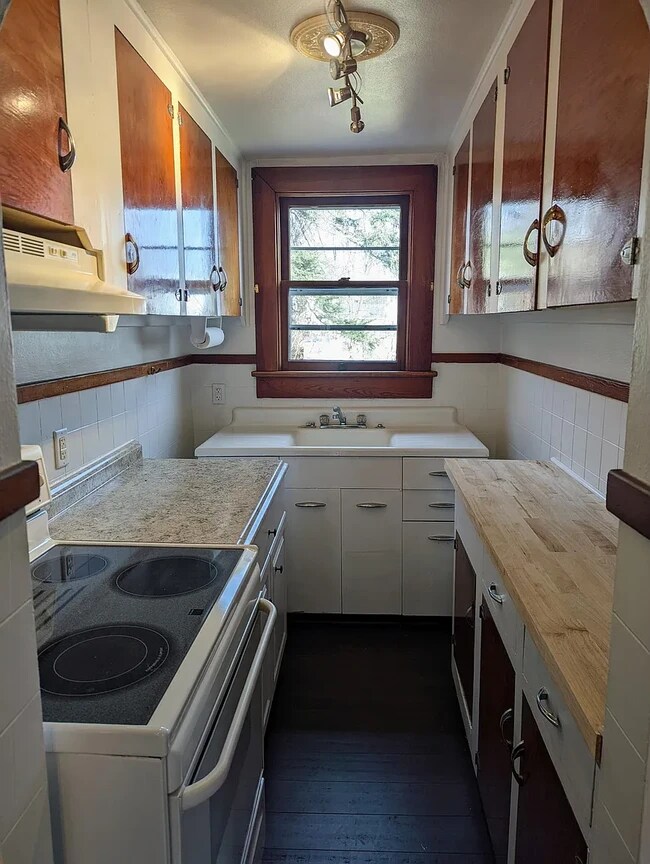 Building Photo - 37 Hurbane St