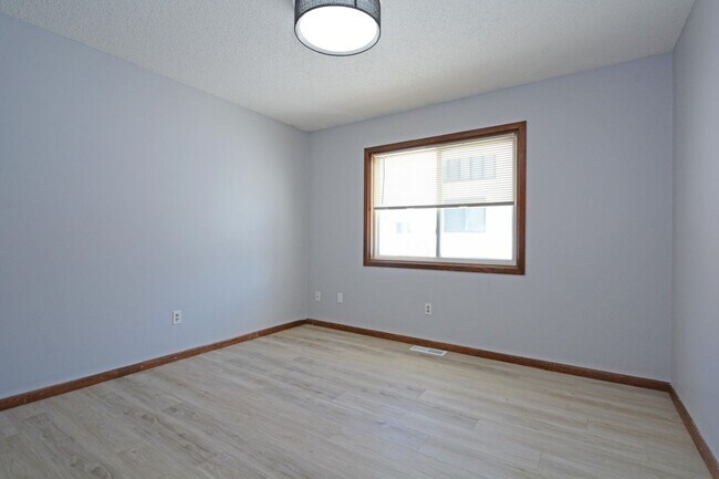 Building Photo - Beautifully Updated 3-Bed 2-Bath Home in Eden Prairie!