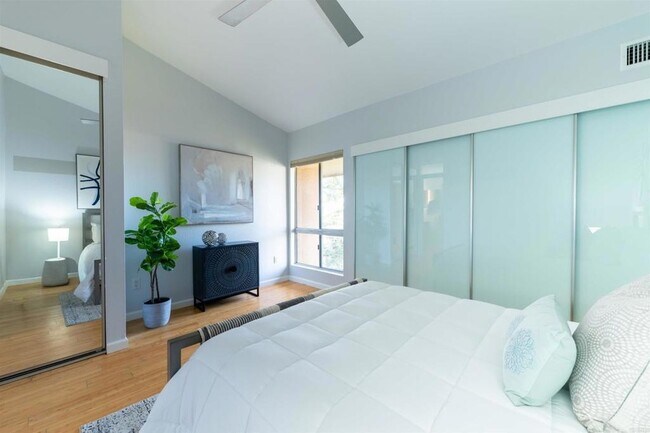 Building Photo - 1615 Hotel Cir S